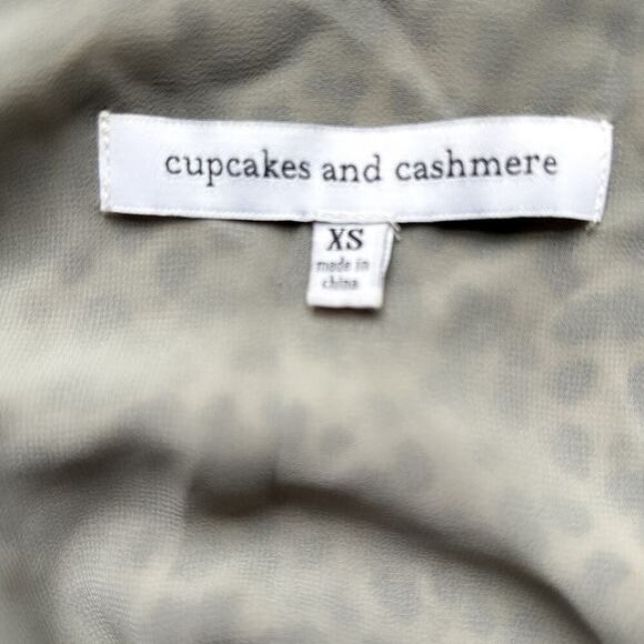 Cupcakes & Cashmere Tank Blouse Women's XS Olive & Black‎ Cheetah Print Buttons - Picture 7 of 8